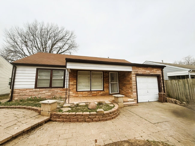 Building Photo - 1721 S Volutsia Ave