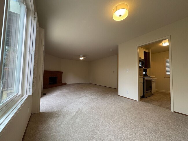 Foto del edificio - 3-bedroom, 2.5-bathroom townhouse available now