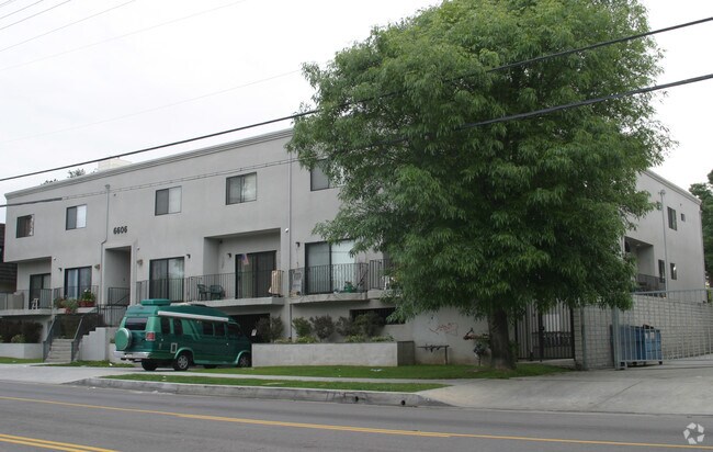 Foto del edificio - 6606 Hazeltine Ave