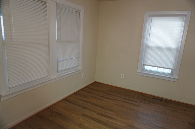 Building Photo - 217 Center St