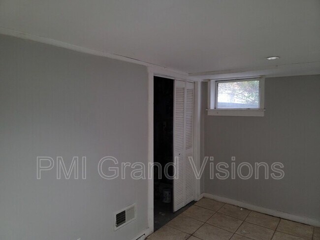 Building Photo - 1827 10th St
