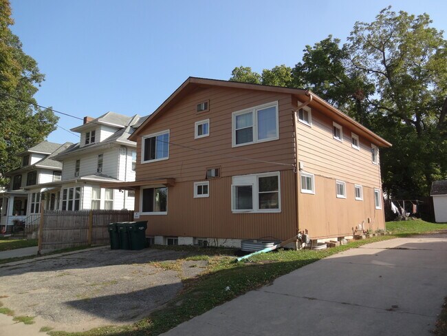 Frente - 1020 Center St W