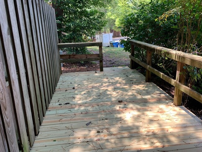 Building Photo - 2 brm 2 bath Duplex, washer/dryer hook up, NEW COUNTERTOPS.  Pets negotiable