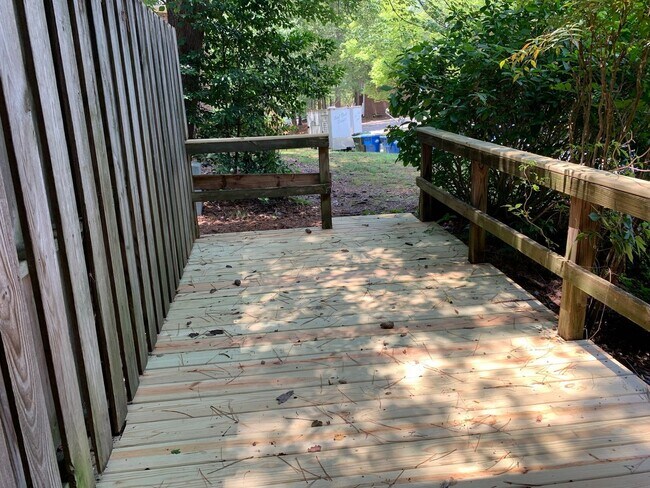 Foto del edificio - FREE RENT MARCH 2026-2 brm 2 bath Duplex, washer/dryer hook up, NEW COUNTERTOPS.  Pets negotiable