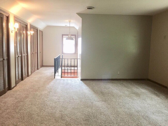 Building Photo - Large brick home, 3 fireplaces, Raytown sc...