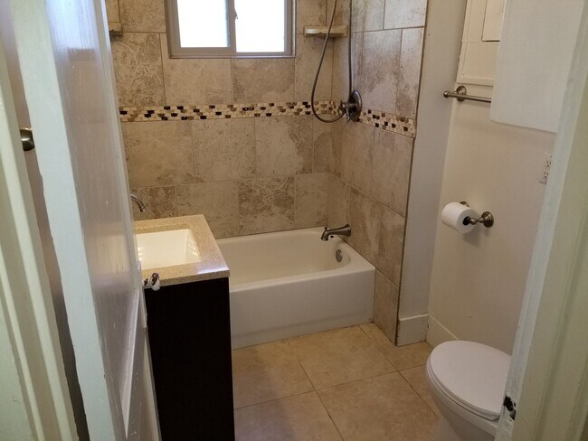Foto del edificio - 1212 E 19th St