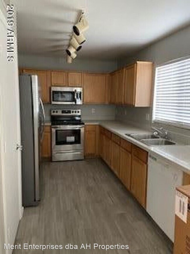 Building Photo - 3 br, 2.5 bath House - 15375 W POST CIRCLE