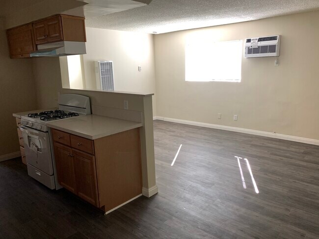 Building Photo - 639 N Heliotrope Dr