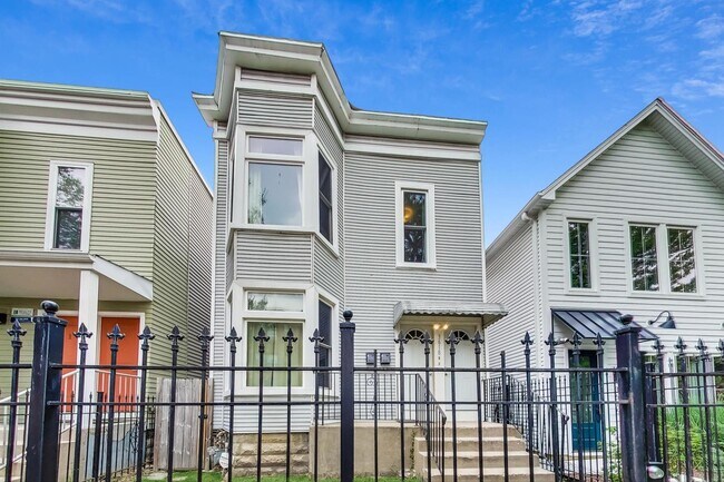 Building Photo - 3618 W Dickens Ave
