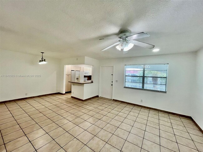 Building Photo - 581 Blue Heron Dr