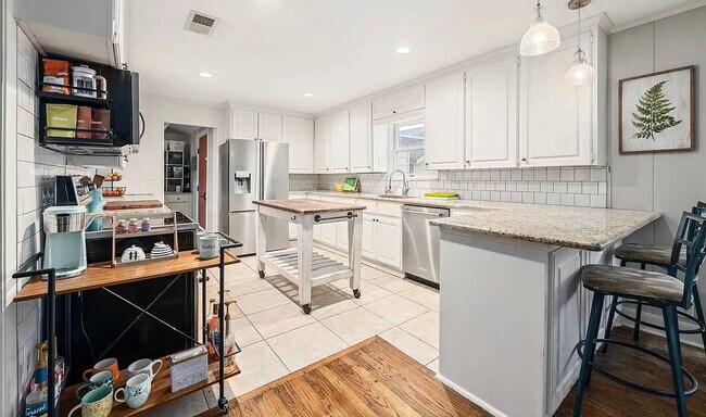 Foto del edificio - Room in House on Rothington Rd