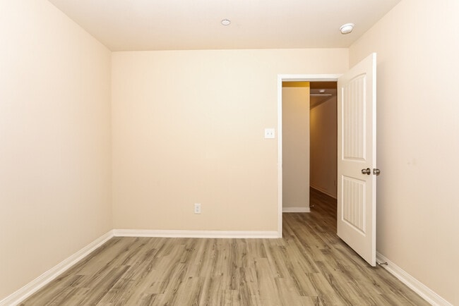 Photo - 2048 Oakwood Forest Dr House