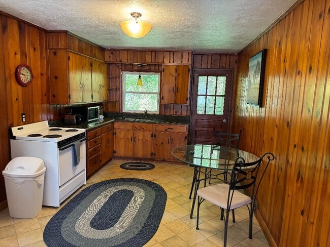 Building Photo - 890 S Park Rd