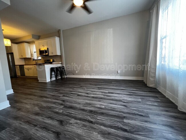 Foto del edificio - 1455 W Augusta Blvd