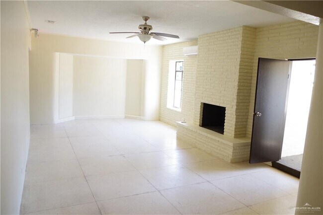 Foto del edificio - 302 E Sam Houston Blvd