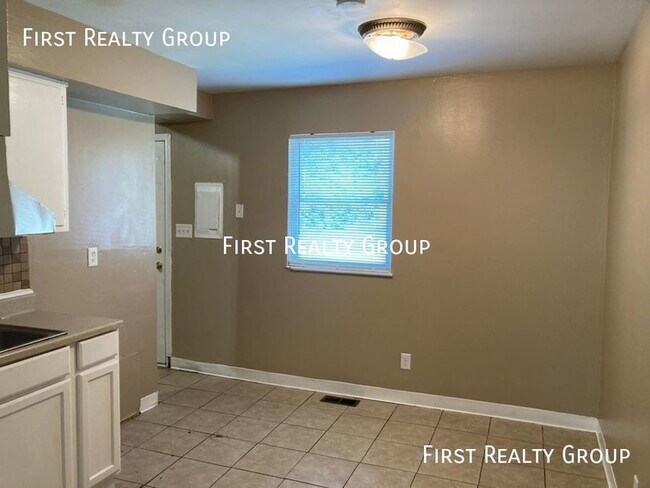 Building Photo - 2 Bedroom Townhouse, Move In Ready, No App...