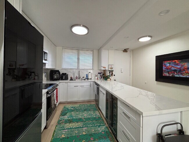 Foto del edificio - Fully Furnished Executive Condo Rental 2br/2ba/1pkg - Waikiki