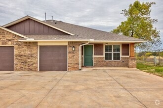 Building Photo - 708 League Cir