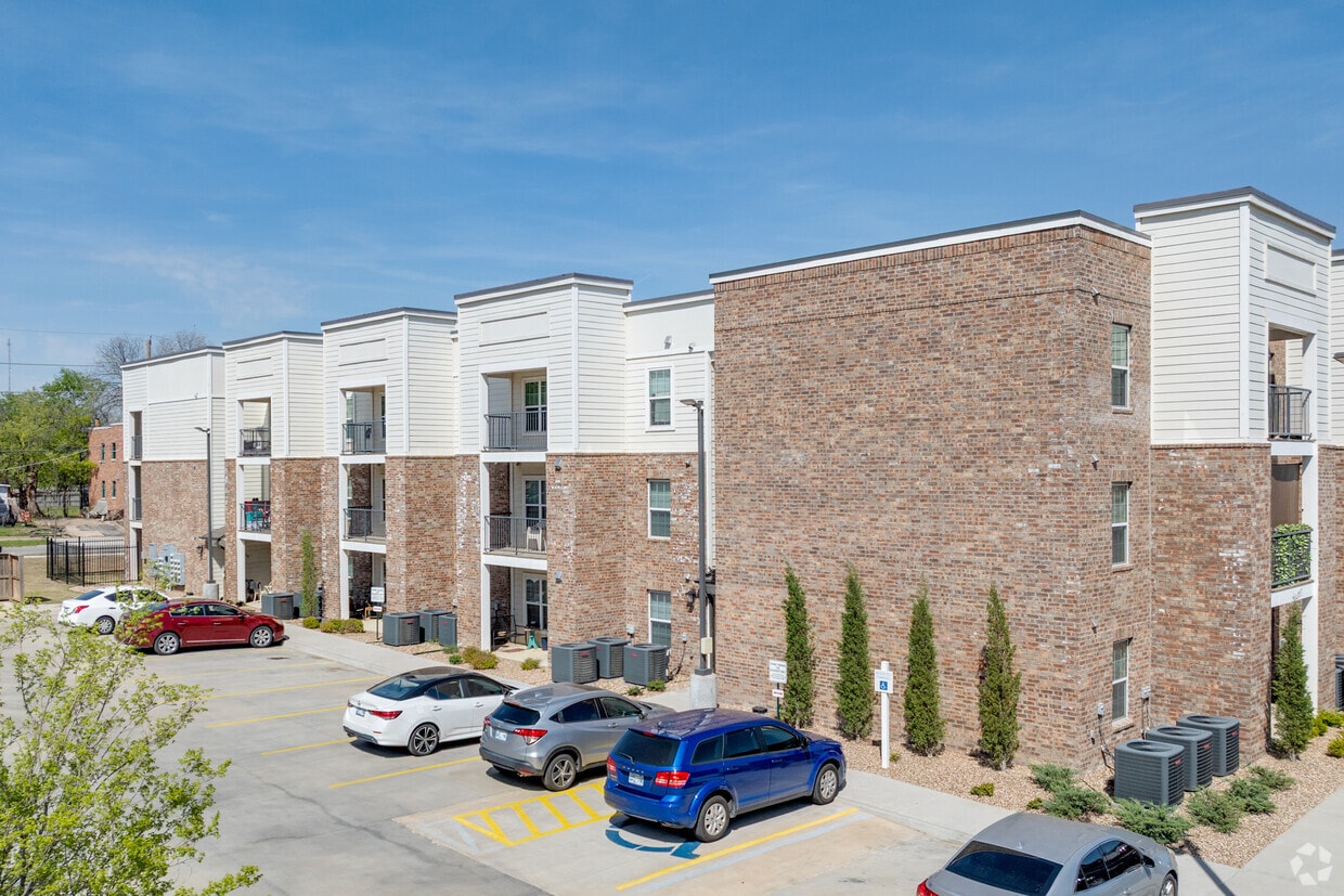 Building Photo - Whittier Villas