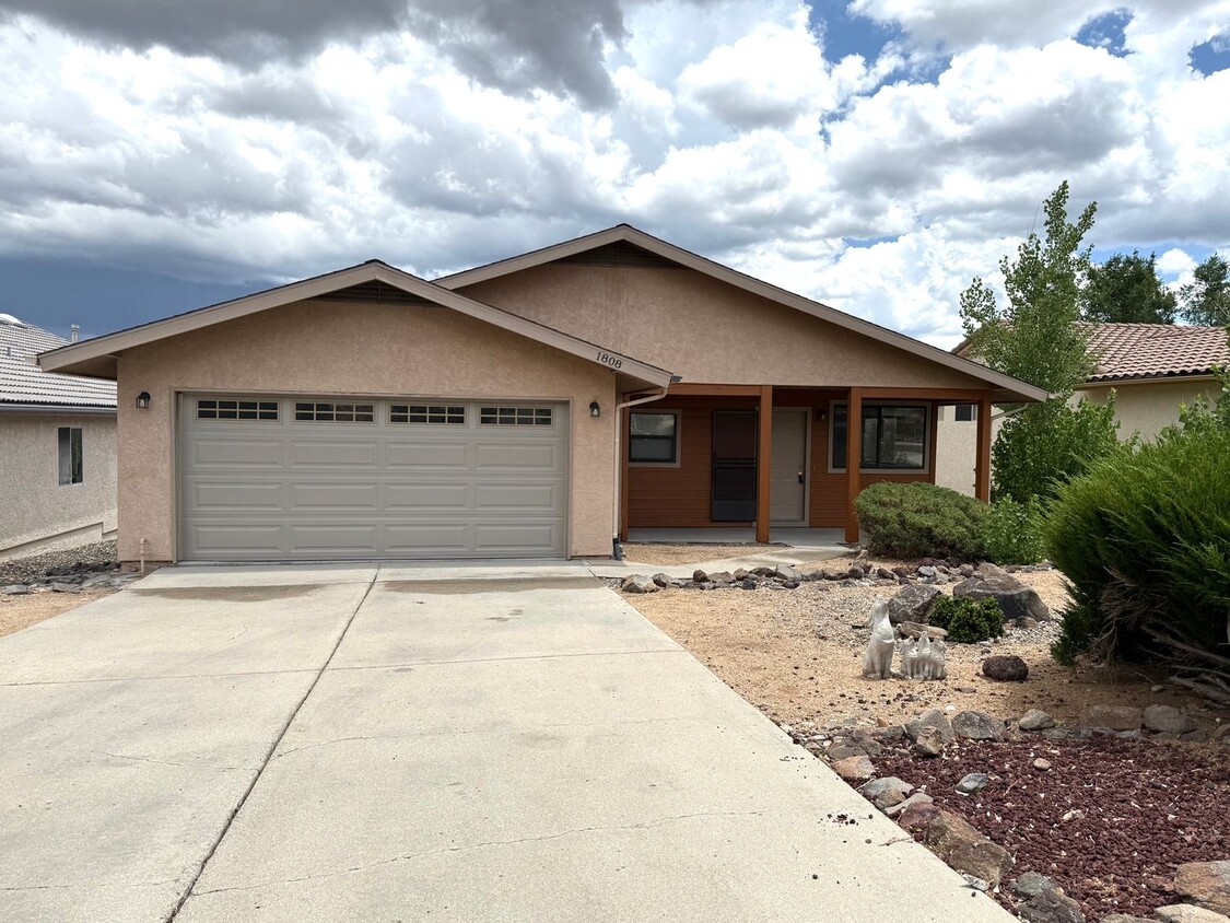 Primary Photo - Nice home in Cliff Rose