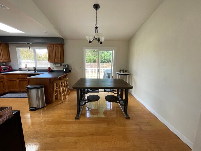 Foto del edificio - Modern Oak Harbor Living with a Fenced Backyard and Easy Commute