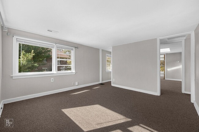 Building Photo - 521 E Wilson St
