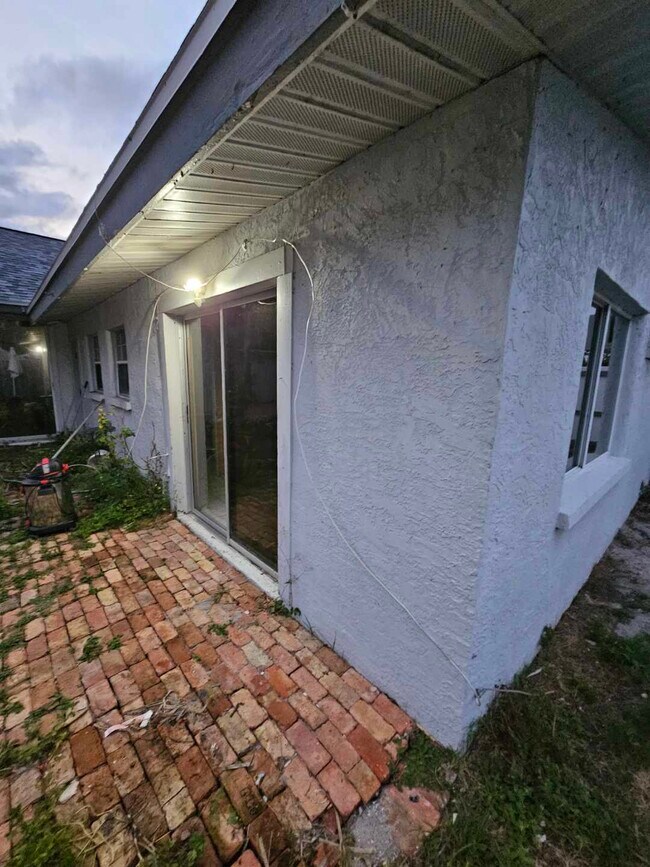 Foto del edificio - 2312 Britannia Rd