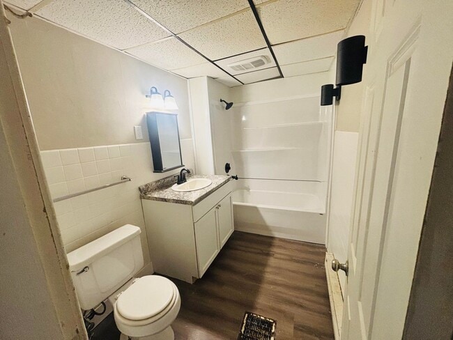 Building Photo - Huge 5BD Two Story Apartment Blocks from D...