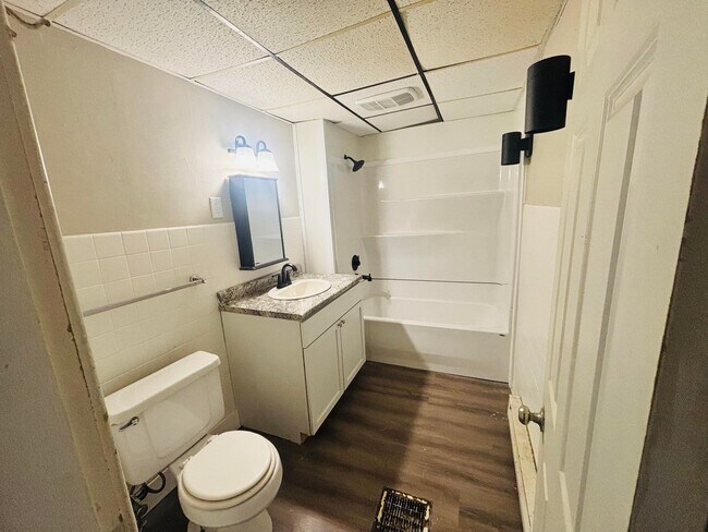 Foto del edificio - Huge 5BD Two Story Apartment Blocks from Downtown La Crosse