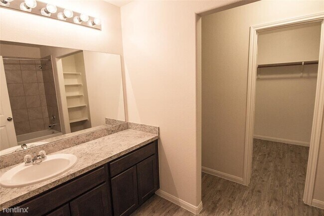 Building Photo - 3 br, 2.5 bath House - 2008 Oakwood Forest Dr