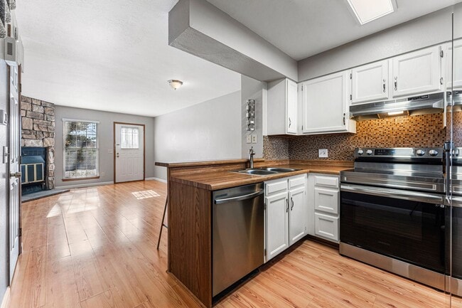 Building Photo - Fantastic Townhome with Central AC!
