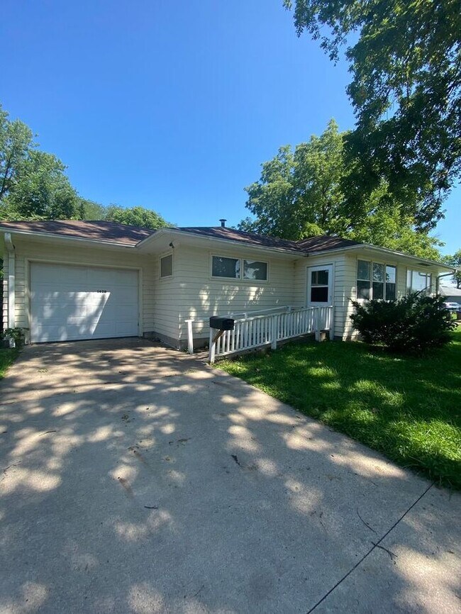 Building Photo - $1,600 | 3 Bedroom, 1 Bathroom House | No ...