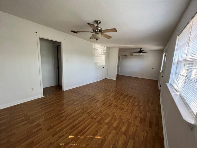 Foto del edificio - 327 W Olive St