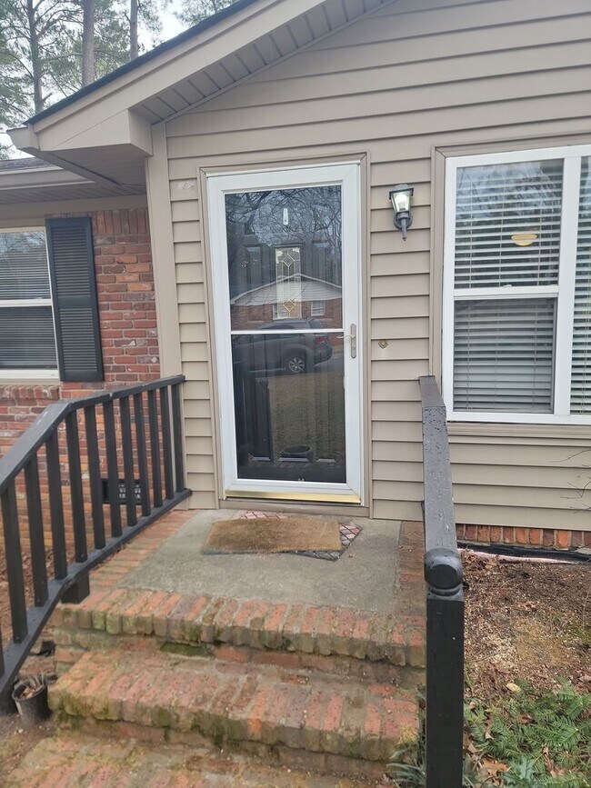 Foto del edificio - Right outside of Harbison 3 Bedroom 1 Bath...