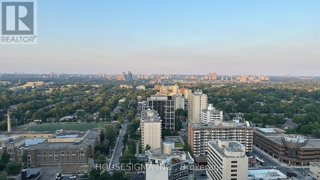 Photo du bâtiment - 185-2185 Roehampton Ave
