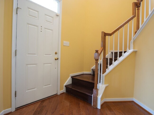 Building Photo - 4 bed townhouse available now!