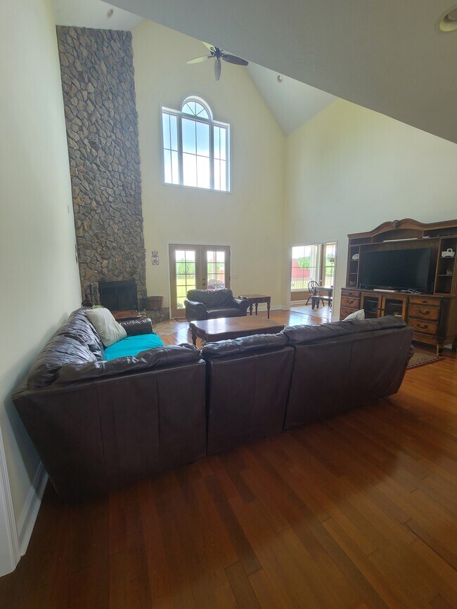 Foto del edificio - 195 Tennis Ranch Rd