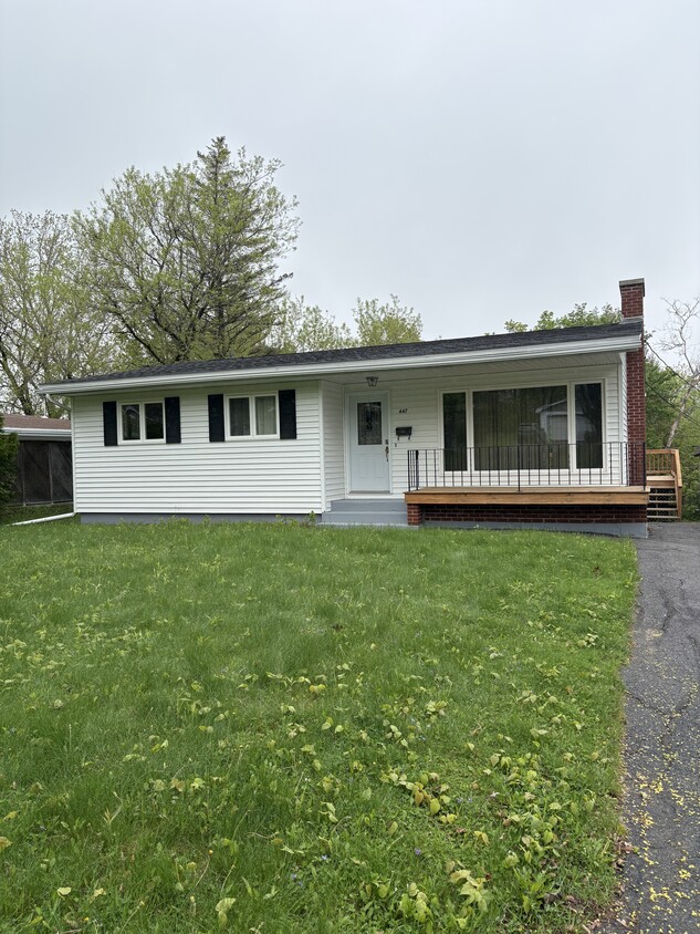 Primary Photo - 447 Pederson Cres