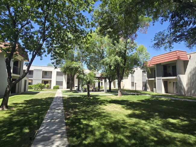 Beautiful landscaping with mature trees - Hidden Village