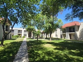 Beautiful landscaping with mature trees - Hidden Village