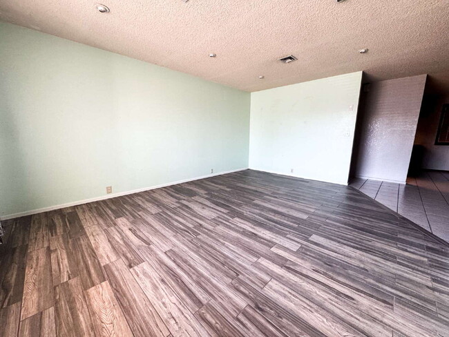 Building Photo - "Charming 3-Bed Oasis with 2 Baths and 170...