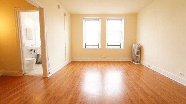 Foto del edificio - 2770 N Milwaukee Ave