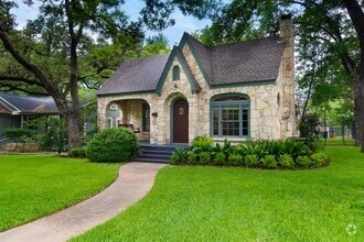 Building Photo - 2108 Robinhood Trail