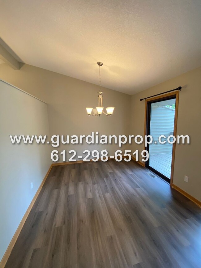 Building Photo - Updated Townhouse Available Now, Open Floo...