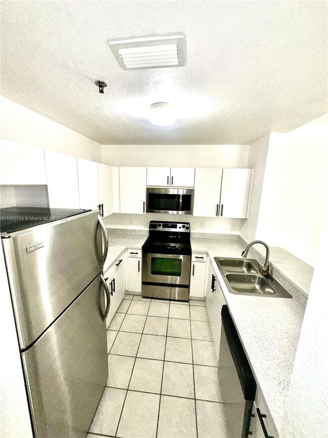 Building Photo - 2901 Riverside Dr