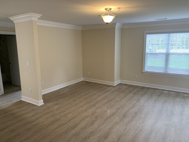 Building Photo - 2701 Selwyn Ave
