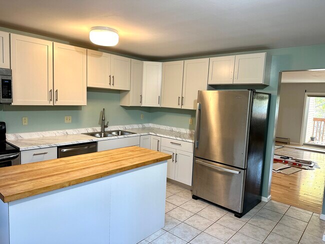 Cocina mirando hacia la sala de estar. - M6 Stonehedge Dr