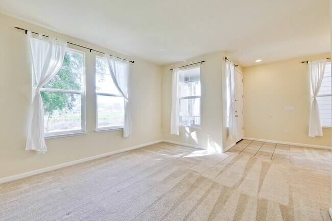 Foto del edificio - Large, Bright and Beautiful 3BR/2.5BA/2,195sf home in great condition!