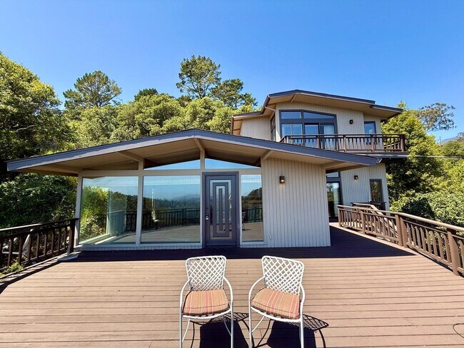 Foto del edificio - SPACIOUS THREE BED / THREE BATH HOME OFF OF PANORAMIC HWY WITH STUNNING VIEWS