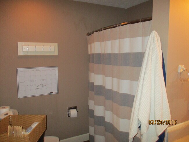 Bañera/Ducha - 701 N Dicks St